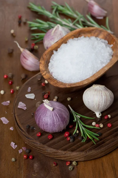 Česnek, rozmarýn, mořská sůl a koření — Stock fotografie