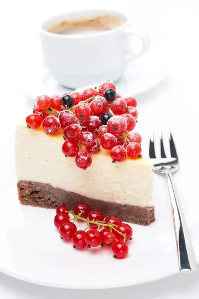 Pedaço de bolo de queijo com groselhas vermelhas e pretas — Fotografia de Stock