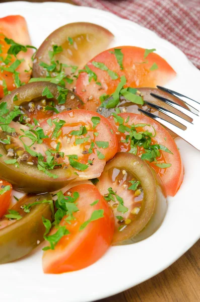 Insalata di due varietà di pomodori con prezzemolo fresco verticale — Foto Stock