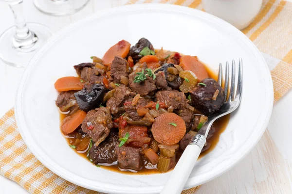 Guisado com carne e legumes no prato, vista superior — Fotografia de Stock