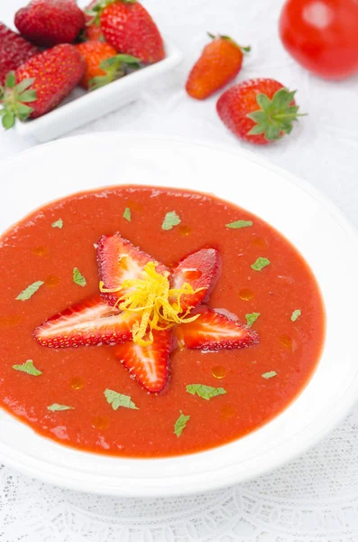 Gazpacho de tomate y fresa, bayas frescas y tomates —  Fotos de Stock