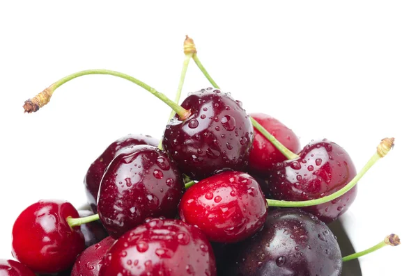 Cerejas frescas em um fundo branco, foco seletivo close-up — Fotografia de Stock