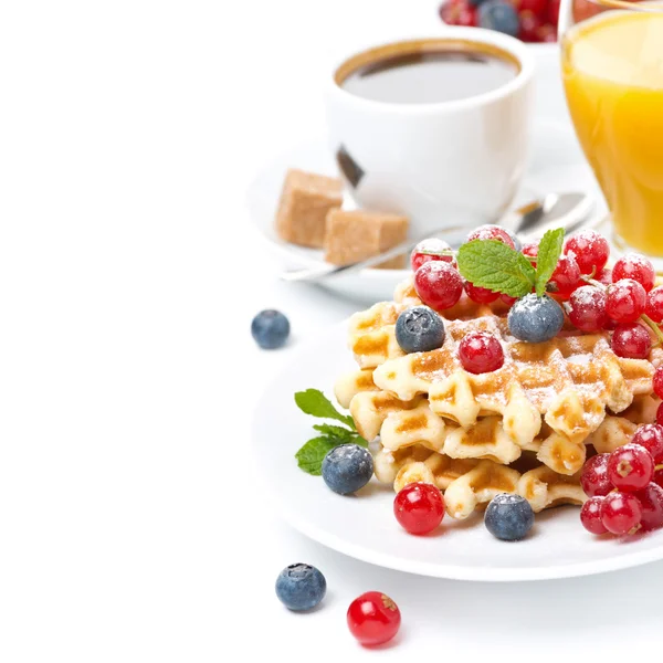 Pyszne śniadanie z goframi, owoce, sok pomarańczowy — Zdjęcie stockowe