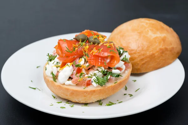 Sandwich con ensalada de requesón, tomate y salmón — Foto de Stock