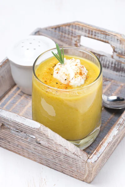 Soupe à la crème de légumes avec crème et romarin dans un verre — Photo
