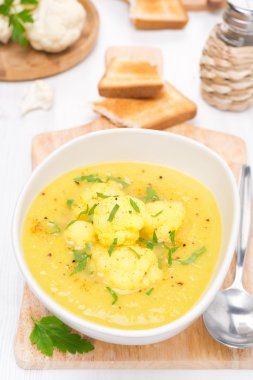 Üstten Görünüm bir kapta köri ile karnabahar çorbası