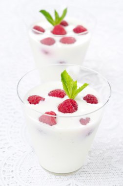 Panna cotta ile taze ahududu, dikey yakın çekim