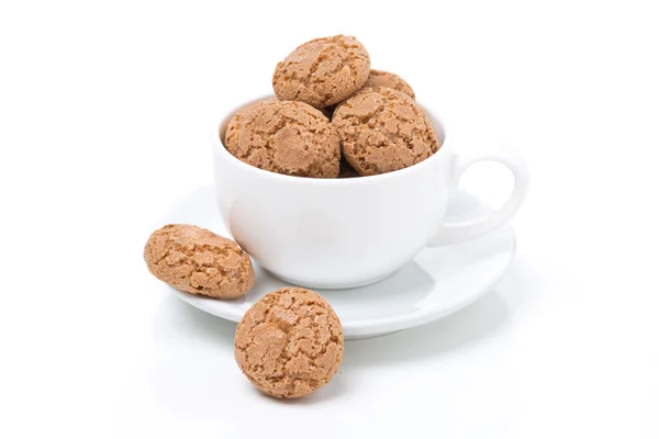 Biscotti biscoitos em uma xícara branca, isolado — Fotografia de Stock