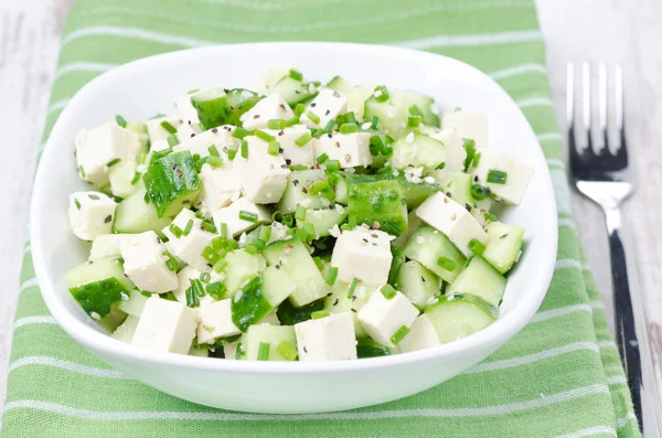 Insalata con cetriolo, tofu, cipolle verdi e semi di sesamo — Foto Stock