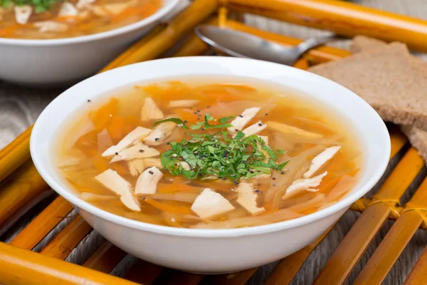 Овощной суп с курицей и зеленью, крупным планом — стоковое фото