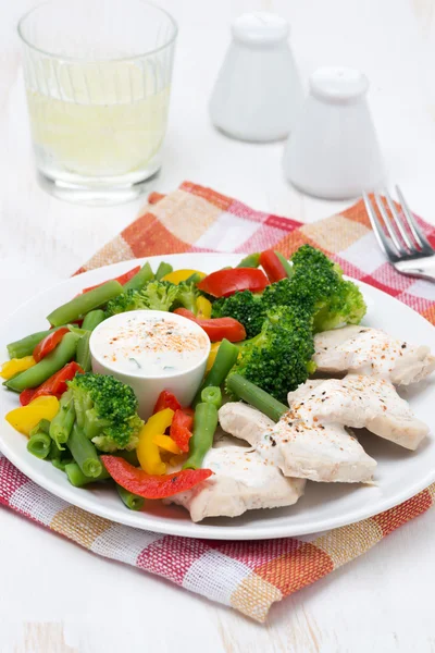 Dietetic food - chicken fillet, steamed vegetables and yoghurt — Stock Photo, Image