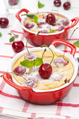 ramekin içinde kiraz ile güveç (clafoutis)