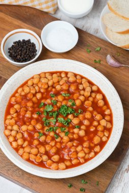 nohut, domates soslu taze otlar, üstten görünüm