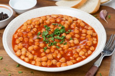 domates soslu taze otlar ile nohut