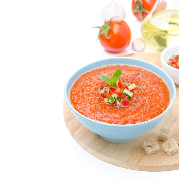 冷番茄汤西班牙凉菜汤与罗勒和碗里的烤面包片 — 图库照片