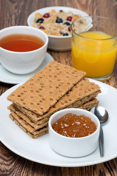 Delicious breakfast - crisp bread with jam, tea, orange juice — Stock Photo, Image