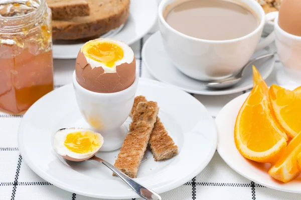 Desayuno fresco con huevos, tostadas y café con leche —  Fotos de Stock