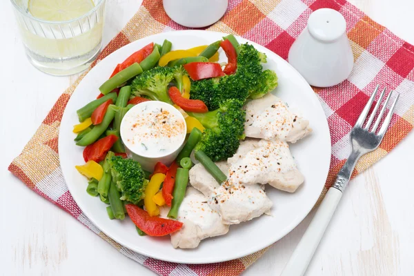 Aliments sains - filet de poulet, légumes et sauce au yaourt — Photo