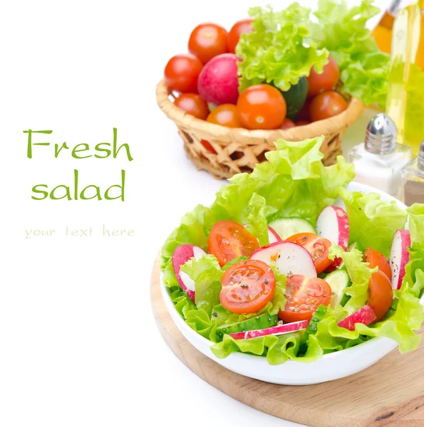 Sałatka ze świeżych warzyw i składniki na sałatkowy zbliżenie — Zdjęcie stockowe