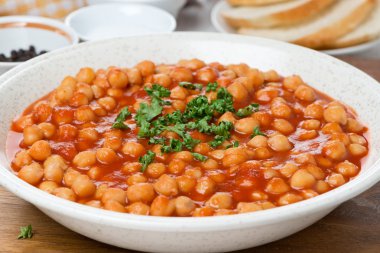 nohut, domates soslu taze otlar ile yakın çekim