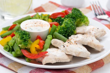 yakın çekim sebze ve yoğurt sosu, haşlanmış tavuk fileto