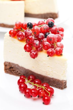 Kırmızı ve siyah kuş üzümü ile cheesecake bir close-up