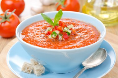 fesleğen ve croutons bir kase ile soğuk domates çorbası gaspaço