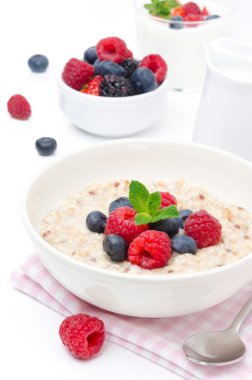 sağlıklı bir kahvaltı - taze meyveler üzerinde beyaz izole yulaf ezmesi