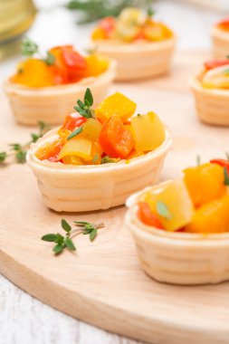 kavrulmuş sebzeler ve kekik bir ahşap tahta üzerinde tartlets