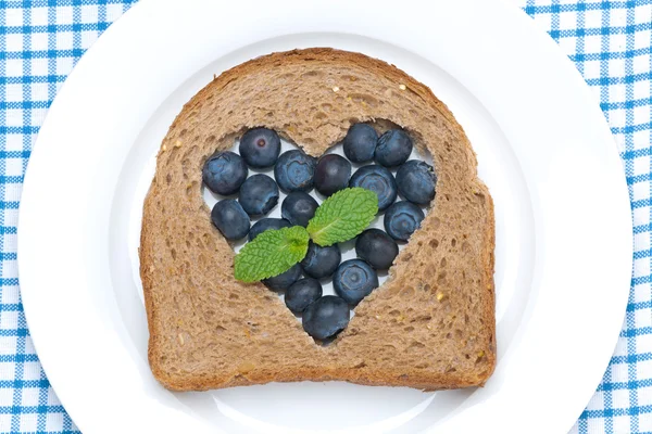 Un morceau de pain avec le milieu rempli de bleuets — Photo