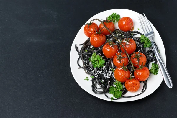 블랙 스파게티와 구운된 토마토, 파 르 마 치즈 — 스톡 사진