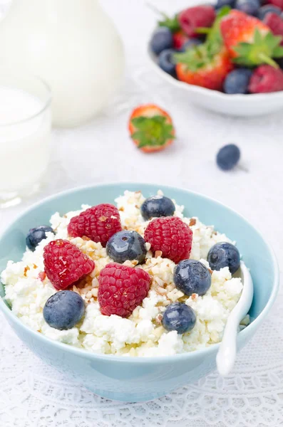 Bowl of cottage cheese with berries, honey and nuts — Stock Photo, Image