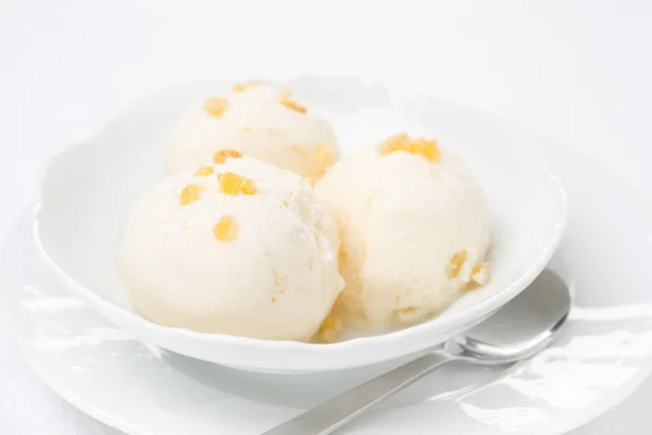 Close-up de sorvete de gengibre com leite derretido em uma tigela — Fotografia de Stock