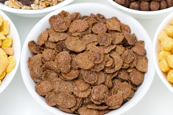 Copos de maíz de chocolate y cereales para el desayuno, vista superior — Foto de Stock