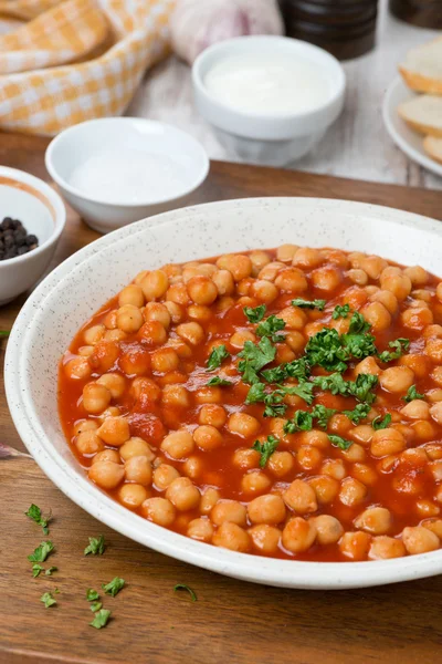 Chickpeas stewed in tomato sauce, vertical — Stock Photo, Image