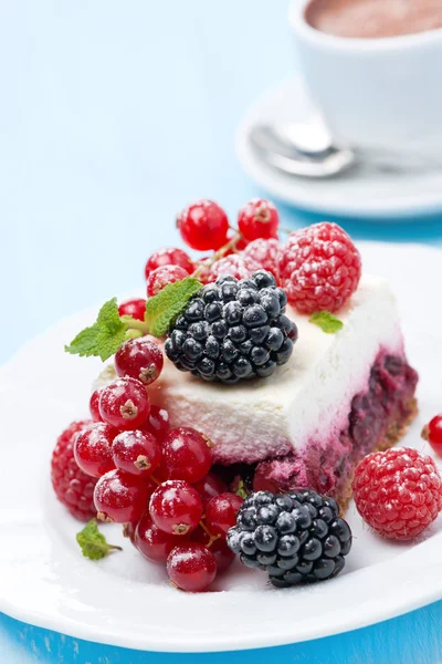 Dessert - a piece of cake with fresh berries on the plate — Stock Photo, Image