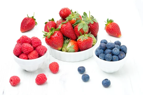 Bayas frescas: fresas, frambuesas y arándanos —  Fotos de Stock