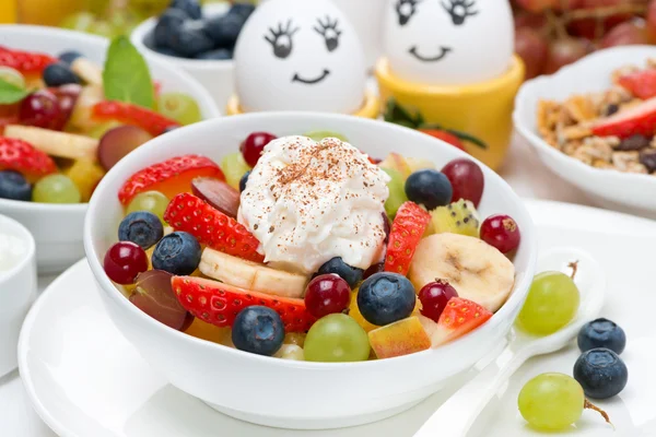 Frischer Obstsalat mit Schlagsahne und bemalten Eiern — Stockfoto