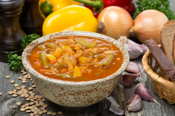 Soupe de tomates aux lentilles et légumes dans un bol — Photo