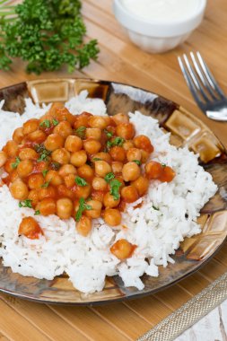 Beyaz pirinç nohut domates sos ile