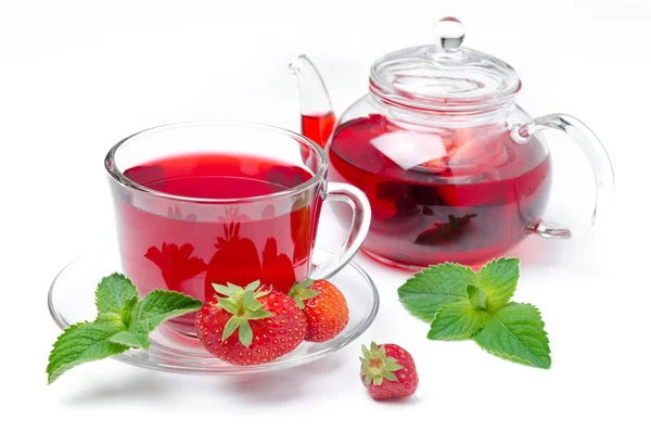 Kettle and a cup of red tea with strawberries and mint isolated — Stock Photo, Image