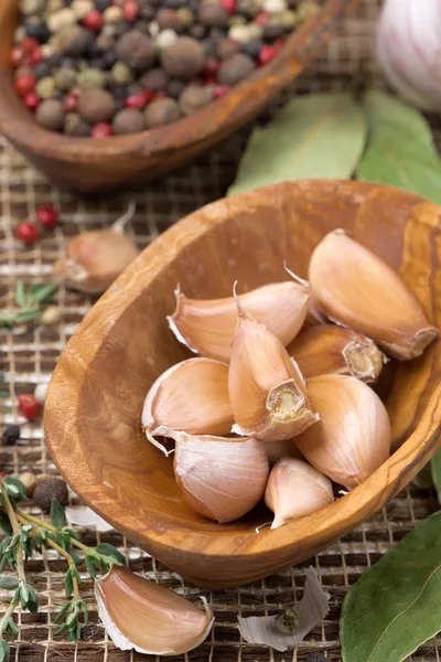 Knoflookteentjes in een houten kom close-up — Stockfoto