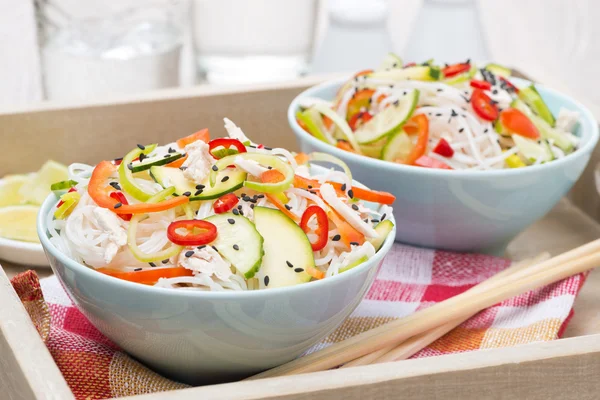 Тайский салат с овощами и курицей в мисках — стоковое фото