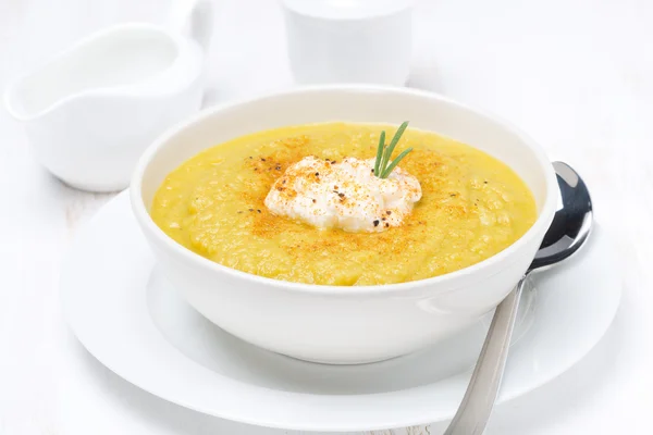 Овощной суп со сливками и розмарином — стоковое фото