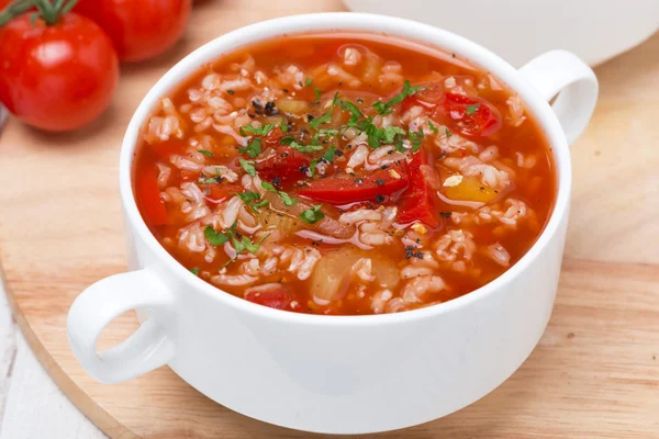 Tomatensuppe mit Reis, Gemüse und Kräutern, von oben — Stockfoto