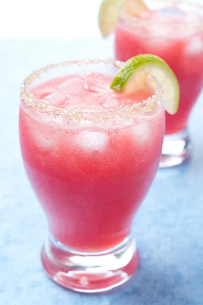 Vattenmelon cocktail med brunt socker och lime i ett glas — Stockfoto