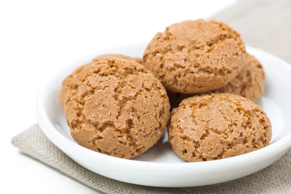 Biscotti sušenky v misce, close-up, izolované — Stock fotografie
