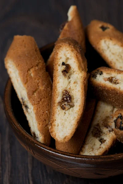 Biscotti with raisins in a bowl, vertical — Stock Photo, Image