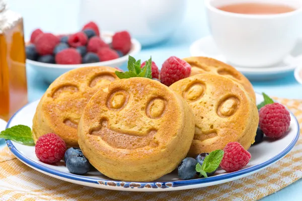 Corn pancake with berries, close-up — Stock Photo, Image