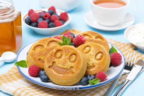 Corn pancake with fresh berries — Stock Photo, Image